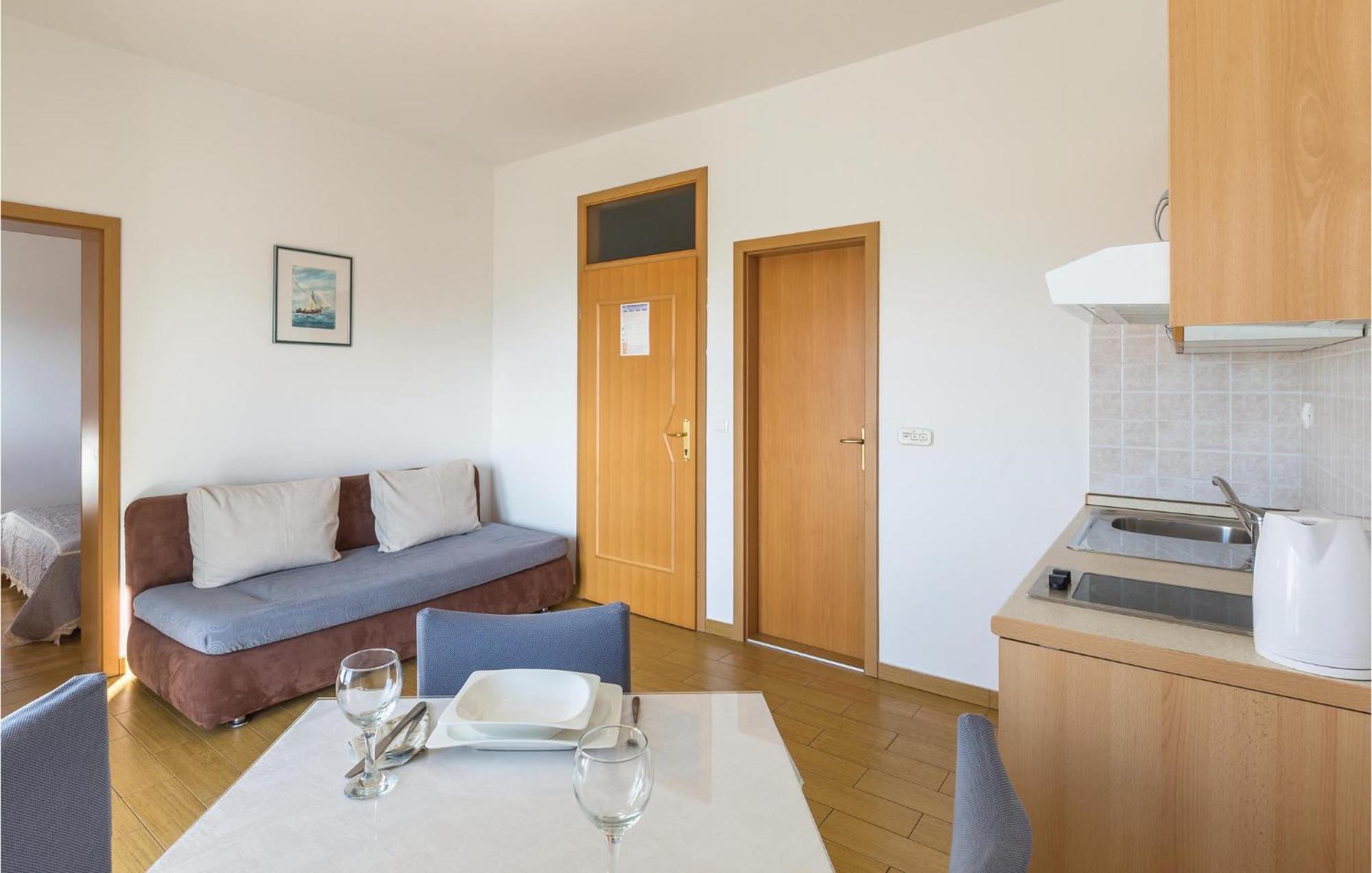1 Bedroom Stunning Apartment In Makarska Exterior foto